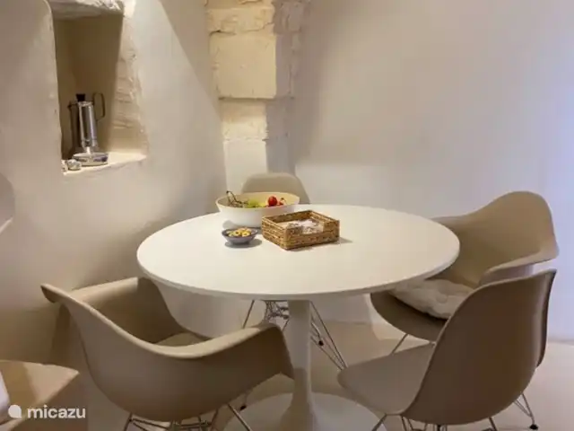House the white tulip | Italie, Pouilles (Puglia), Ostuni - maison de ville Table de cuisine avec 4 sièges.