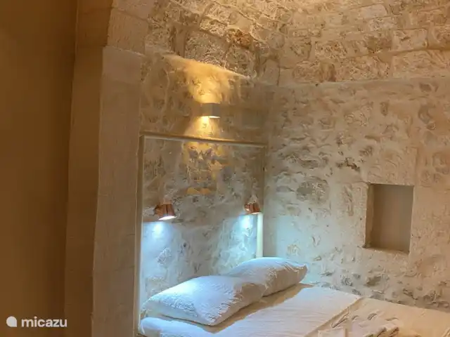 House the white tulip | Italie, Pouilles (Puglia), Ostuni - maison de ville Chambre au 1er étage.