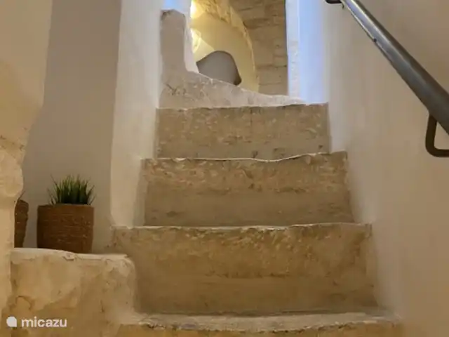 House the white tulip | Italie, Pouilles (Puglia), Ostuni - maison de ville L'escalier au 1er étage vers la cuisine.