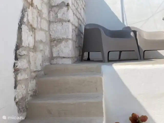House the white tulip | Italie, Pouilles (Puglia), Ostuni - maison de ville 2 transats sur le toit terrasse.