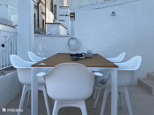 House the white tulip | Italie, Pouilles (Puglia), Ostuni - maison de ville Table avec 6 places.