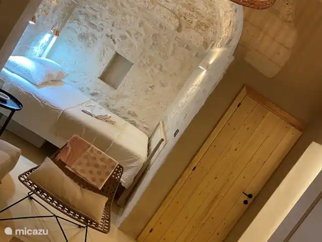 House the white tulip | Italie, Pouilles (Puglia), Ostuni - maison de ville Chambre au 1er étage avec un lit double et un canapé-lit simple. Equipé d'un coin salon et d'une 2ème salle de bain. Avec portes-fenêtres.