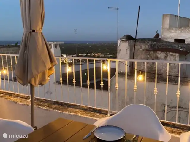House the white tulip | Italie, Pouilles (Puglia), Ostuni - maison de ville Terrasse sur le toit avec vue sur la mer et le centre historique.