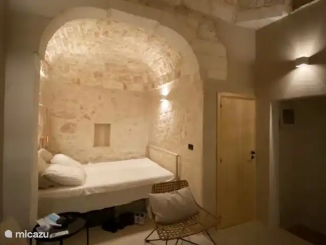 House the white tulip | Italie, Pouilles (Puglia), Ostuni - maison de ville Chambre avec salle de bain.