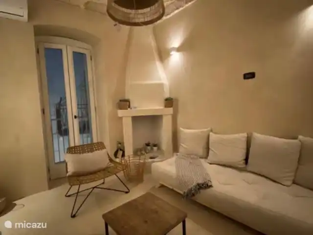 House the white tulip | Italie, Pouilles (Puglia), Ostuni - maison de ville Coin salon confortable.