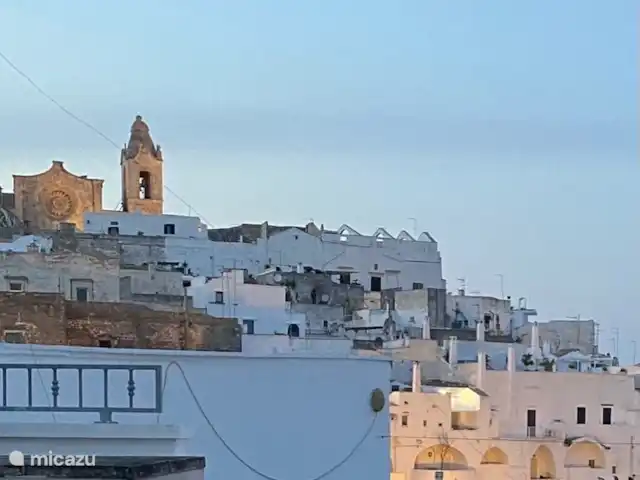 House the white tulip | Italie, Pouilles (Puglia), Ostuni - maison de ville Belle vue depuis la terrasse sur le toit.