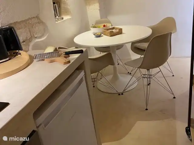 House the white tulip | Italie, Pouilles (Puglia), Ostuni - maison de ville La cuisine où il est particulièrement agréable de prendre le petit déjeuner le matin.