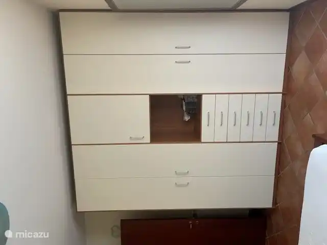 Armoire dans la chambre 1