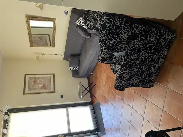 Vue depuis la cuisine du canapé-lit et du fauteuil confortable