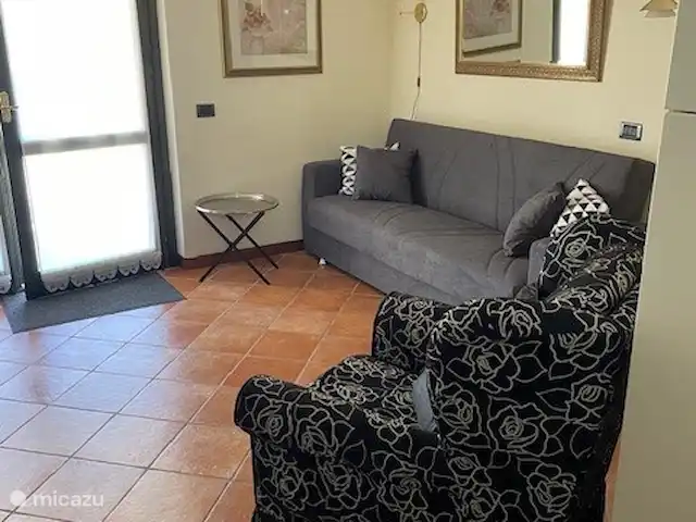 Résidence Sottocastello | Italie, Lac de Garde, Manerba del Garda - appartement Vue depuis la cuisine du canapé-lit et du fauteuil confortable
