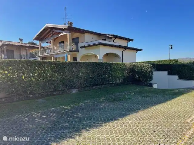 vue depuis l'entrée de l'appartement et les places de parking