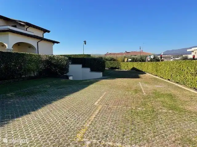 Résidence Sottocastello | Italie, Lac de Garde, Manerba del Garda - appartement vue depuis l'entrée jusqu'à l'avant de l'appartement/de la route