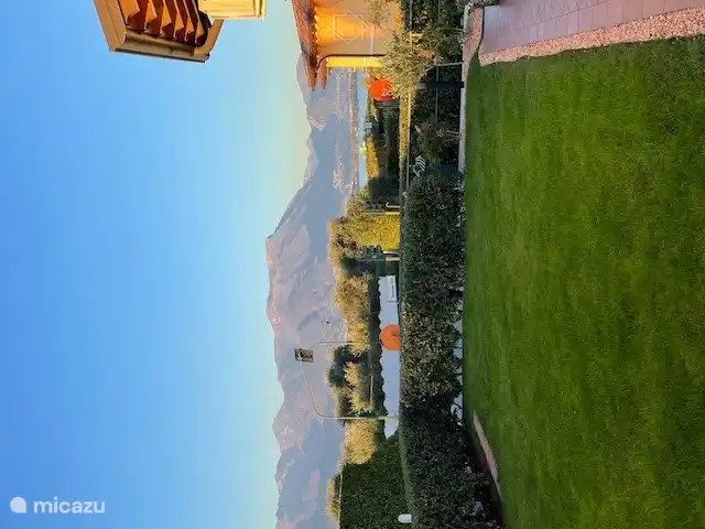 vue depuis la porte d'entrée sur les montagnes et plus