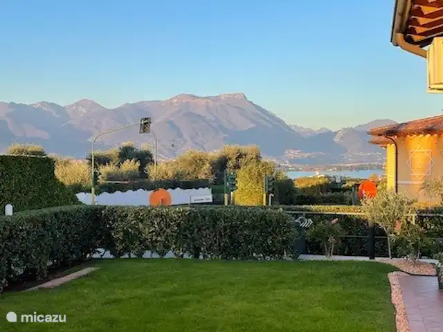 Résidence Sottocastello | Italie, Lac de Garde, Manerba del Garda - appartement vue depuis la porte d'entrée sur les montagnes et plus