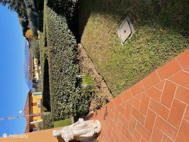 vue depuis l'arrière-cour sur les montagnes et le lac