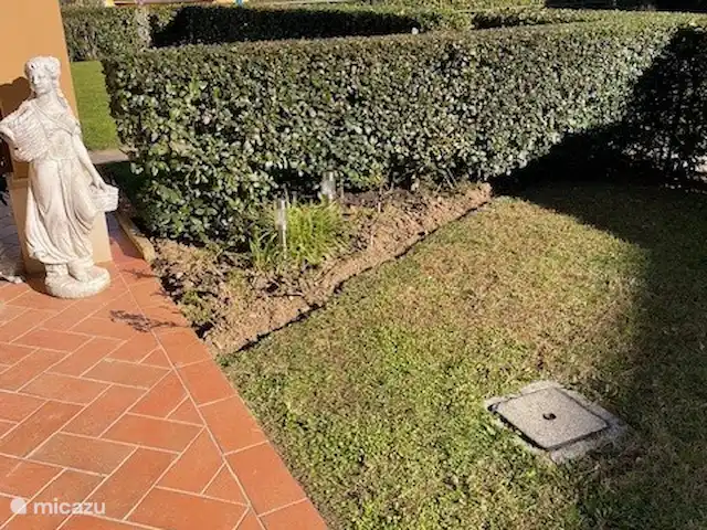 Résidence Sottocastello | Italie, Lac de Garde, Manerba del Garda - appartement vue depuis l'arrière-cour sur les montagnes et le lac