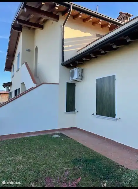 Façade avec fenêtre salle de bain et chambre 2