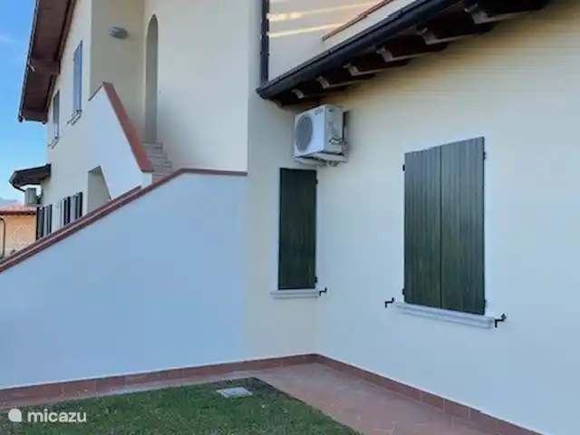 Résidence Sottocastello | Italie, Lac de Garde, Manerba del Garda - appartement Façade avec fenêtre salle de bain et chambre 2