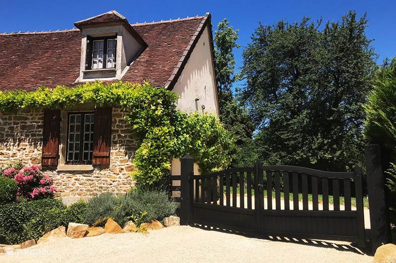 Vacation rental France, Burgundy, Colméry  Gîte / Cottage Momella House