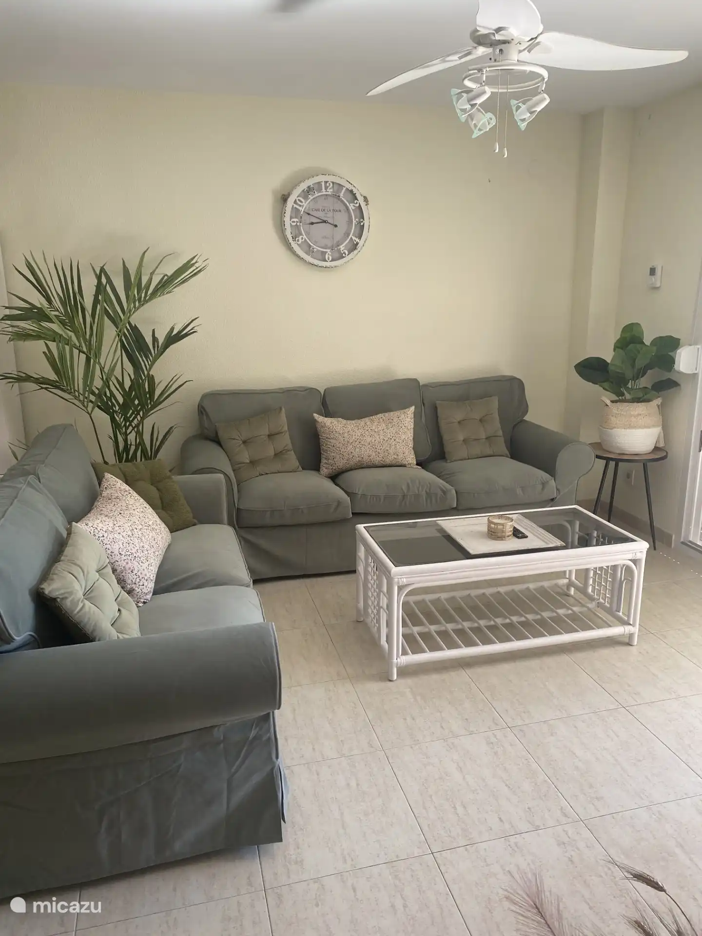 Salón (con 2 sofás nuevos de 2 y 3 plazas)