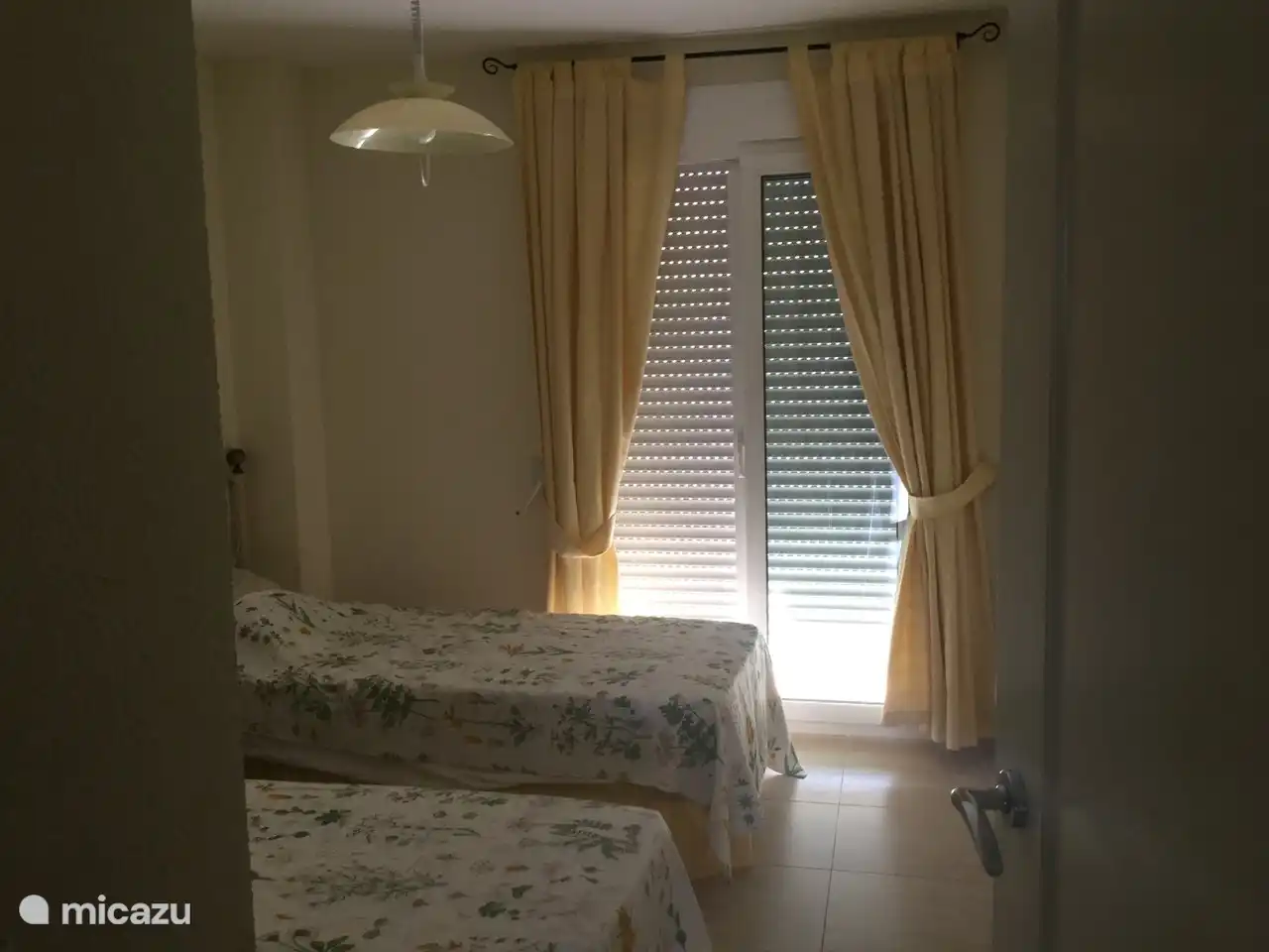 Schlafzimmer mit 2 x Bett 90 cm