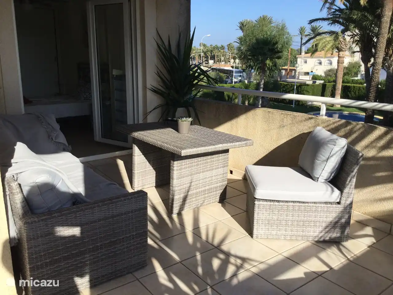 Schlafzimmerseitige Terrasse &amp; Lounge