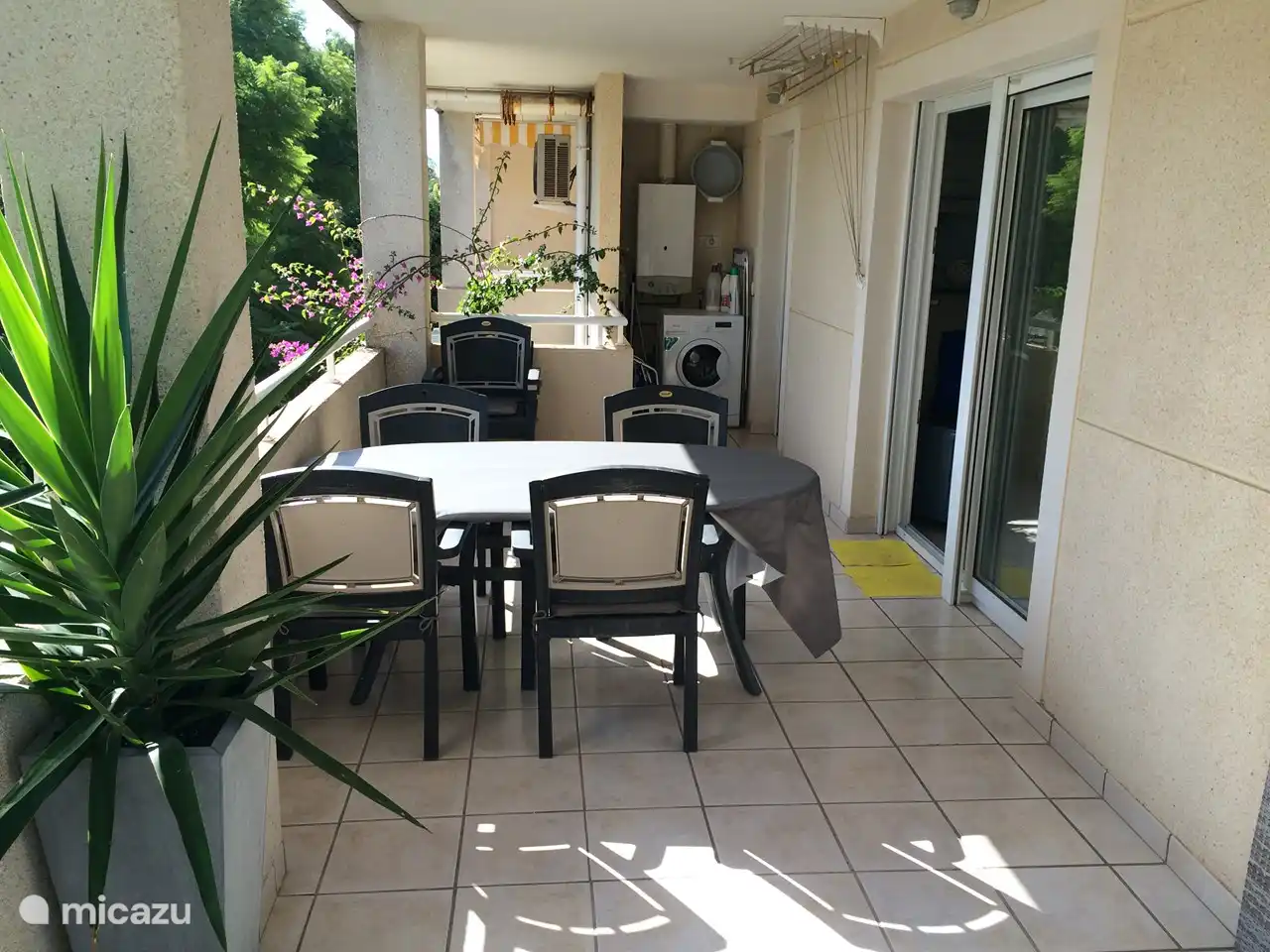 Wohnseitige Terrasse