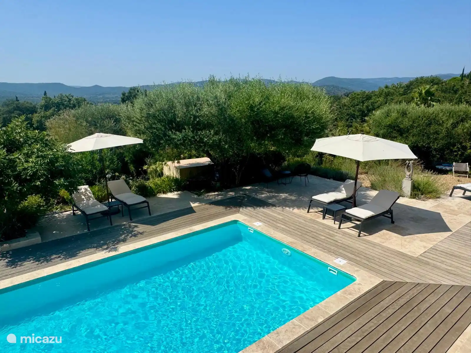 Around the pool there are 10 sunbeds with luxury cushions