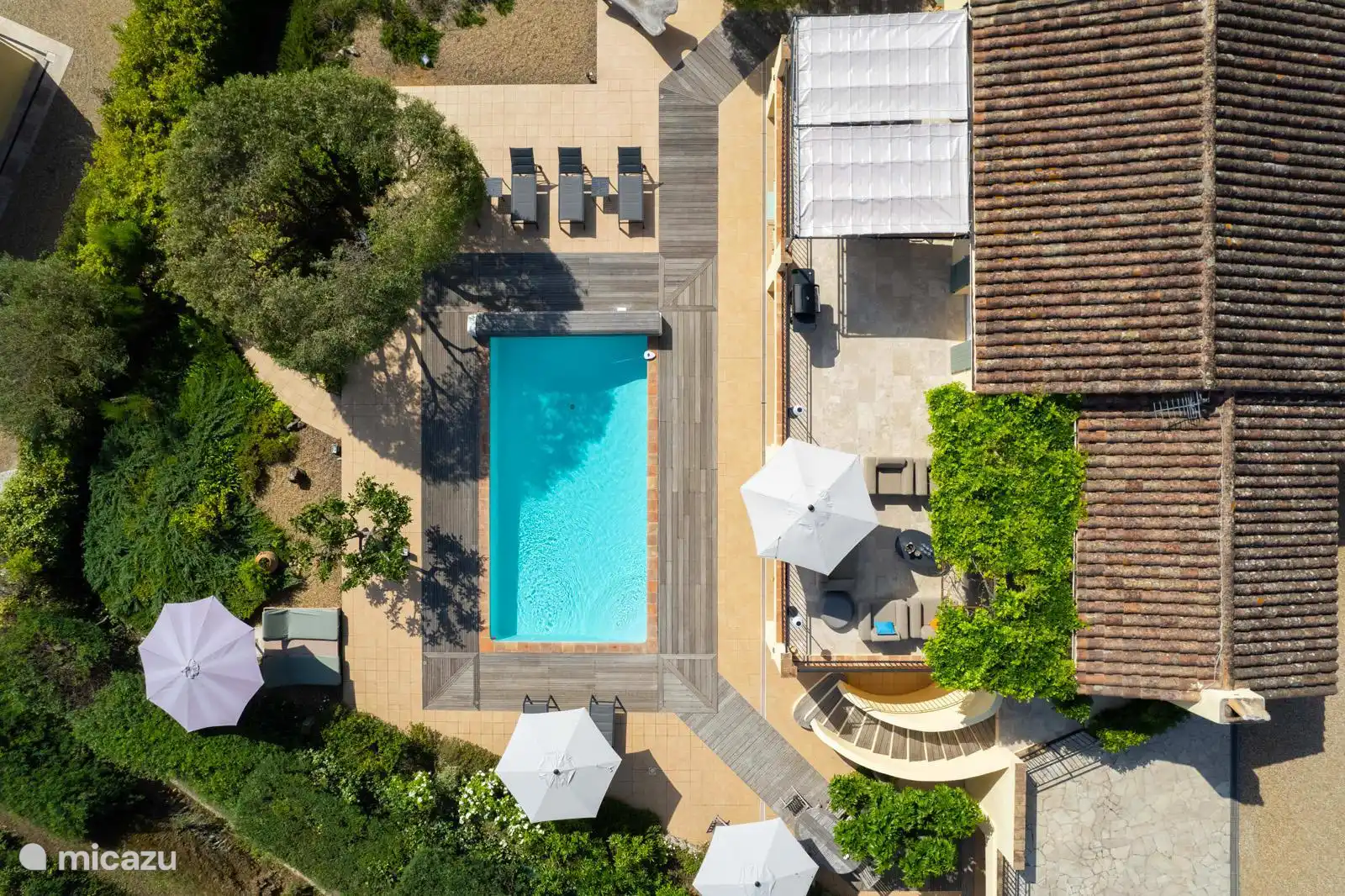 Villa Leopard features a swimming pool and several terraces