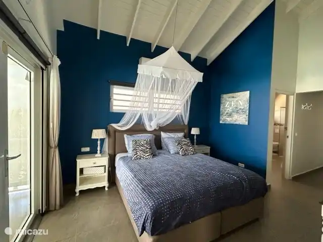 Schlafzimmer mit begehbarem Kleiderschrank und Badezimmer ensuite