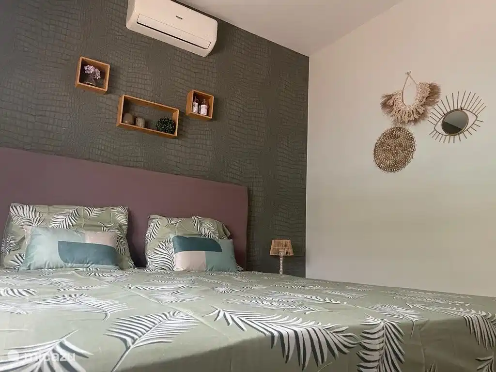 Geräumiges Schlafzimmer. Gemütlich und ansprechend eingerichtet