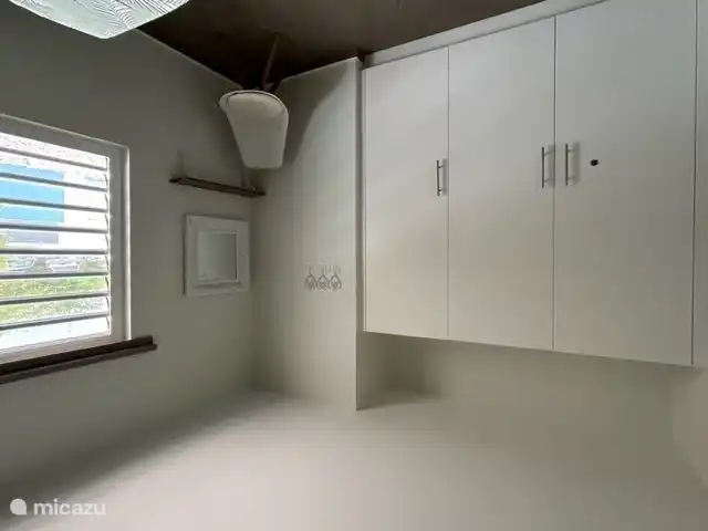 Das Schlafzimmer verfügt über einen geräumigen Kleiderschrank mit viel Stauraum