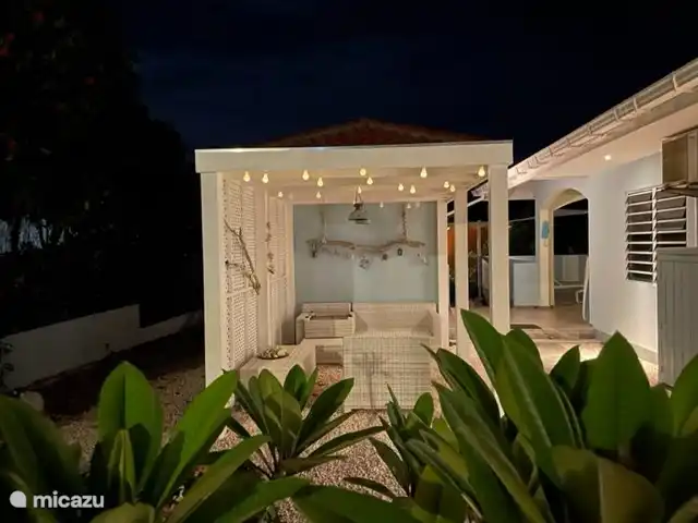 Schöner Loungebereich, in dem Sie im Wind sitzen können