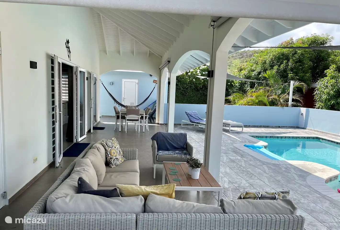 Veranda mit geräumiger Sitzecke
