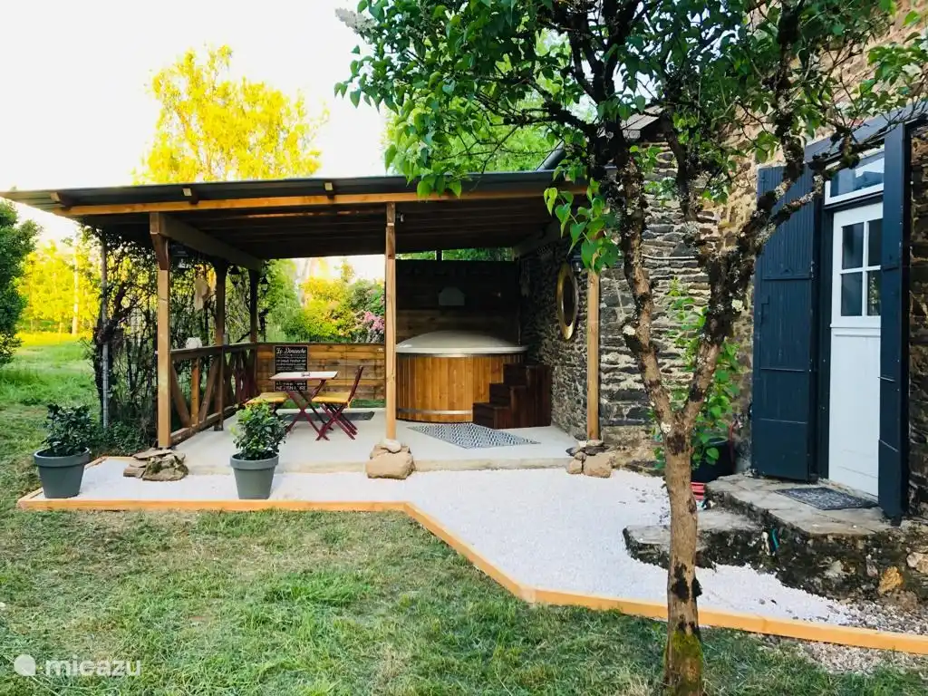 Pomm‘ Pidou in Frankreich, Dordogne, Saint-Cyr-les-Champagnes  - Ferienhaus