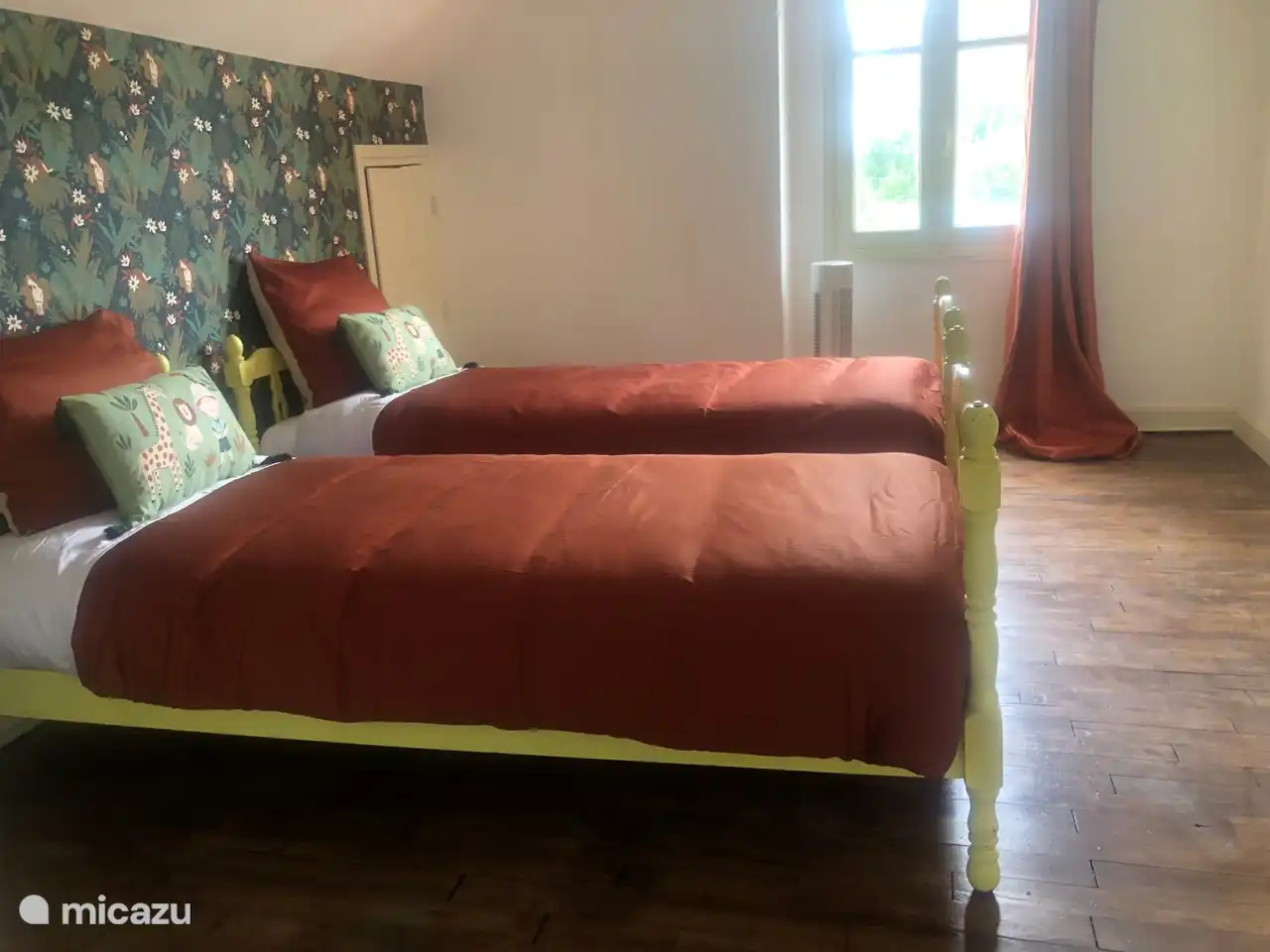 Das 3. Schlafzimmer im ersten Stock. Hier sind 2 Betten von 70 x 190 cm. Aufgrund dieser Größe vielleicht etwas kindgerechter. Daher die Wahl für die Tapete :-)