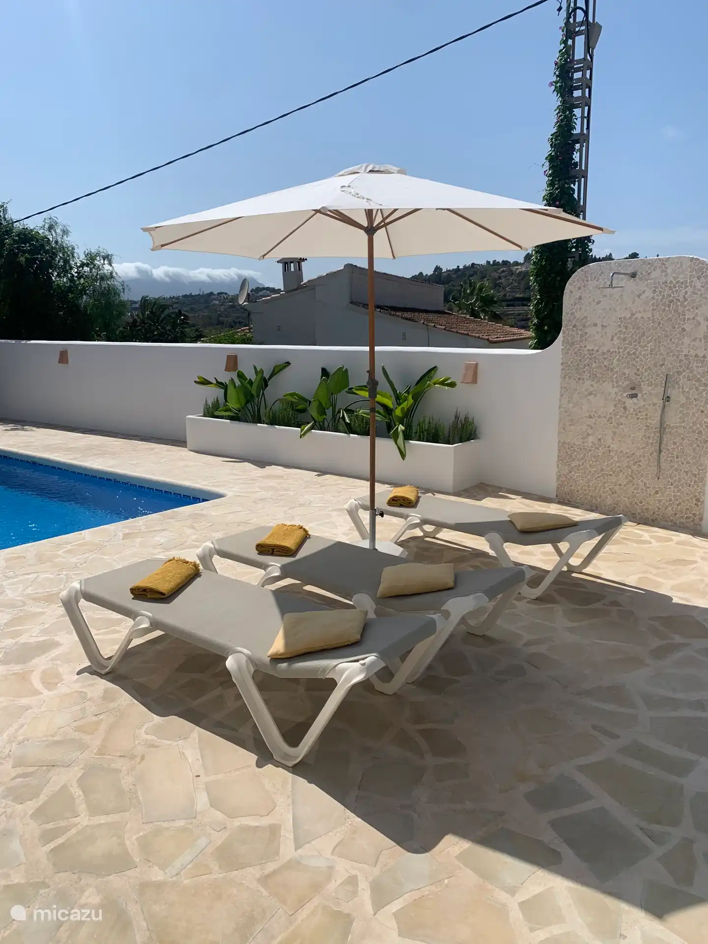 Terrasse ensoleillée avec douche extérieure