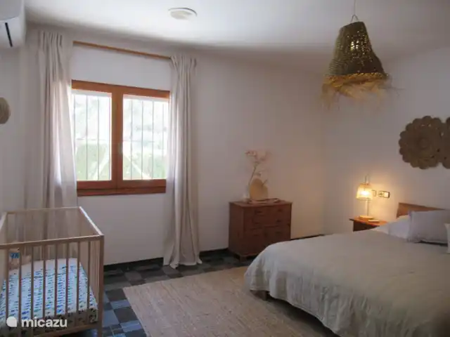 Villa Falco en España, Costa Blanca, Benissa - villa Dormitorio con baño en suite con cuna fija