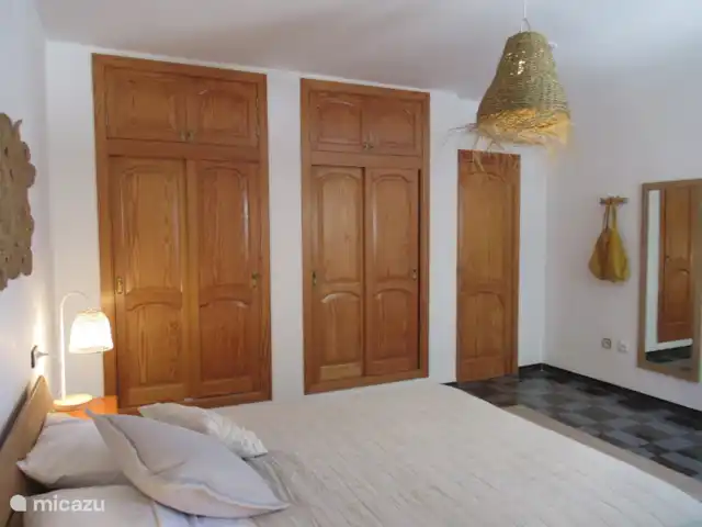 Villa Falco en España, Costa Blanca, Benissa - villa Grandes colgantes y armarios en el dormitorio.