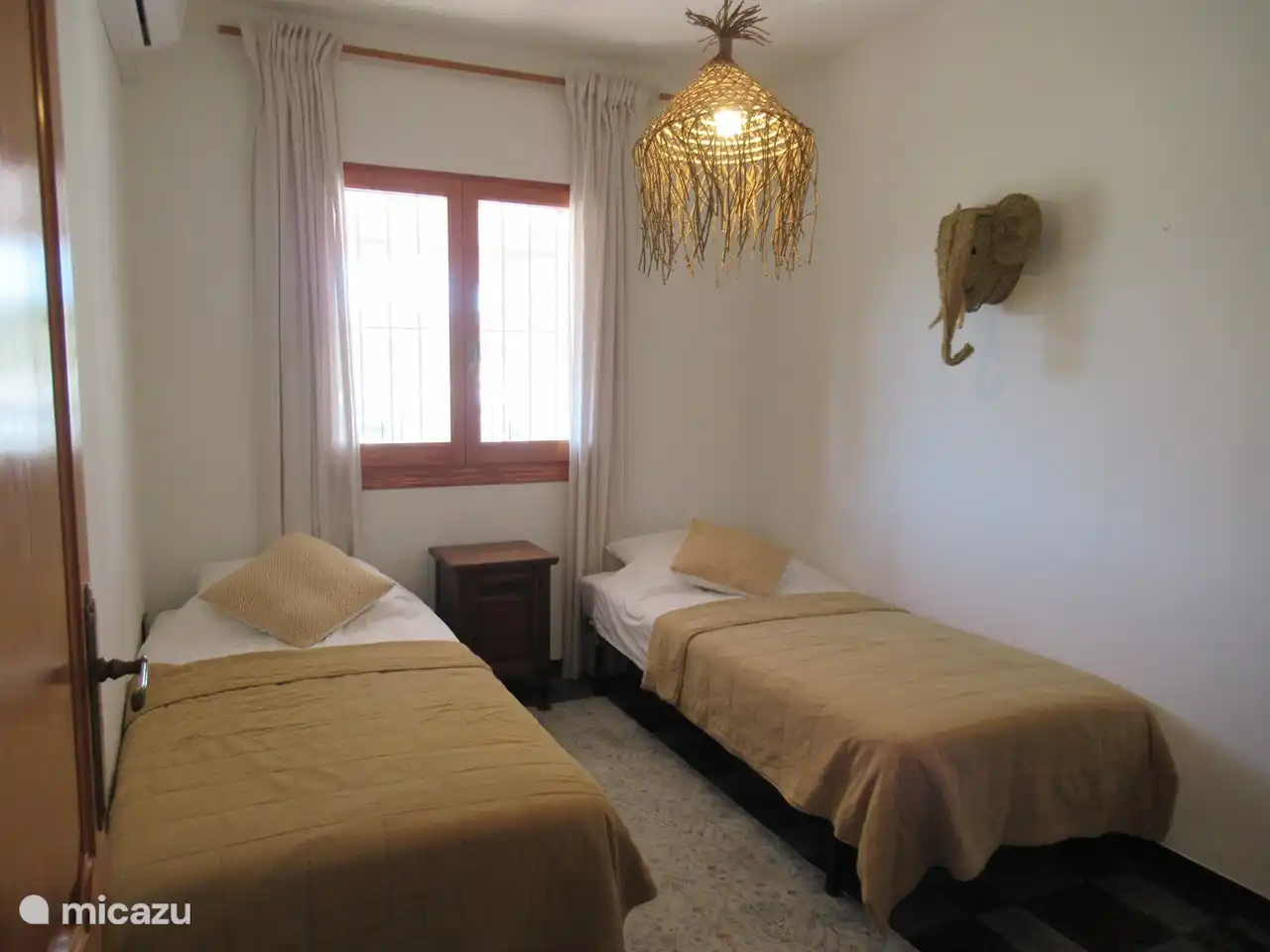 Bedroom 3 with 2 single beds