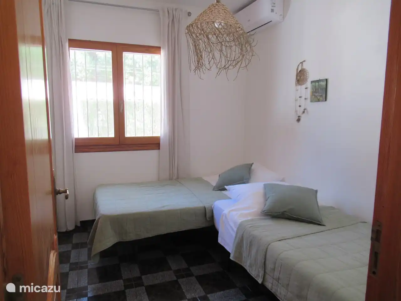 Bedroom 4 with 2 single beds