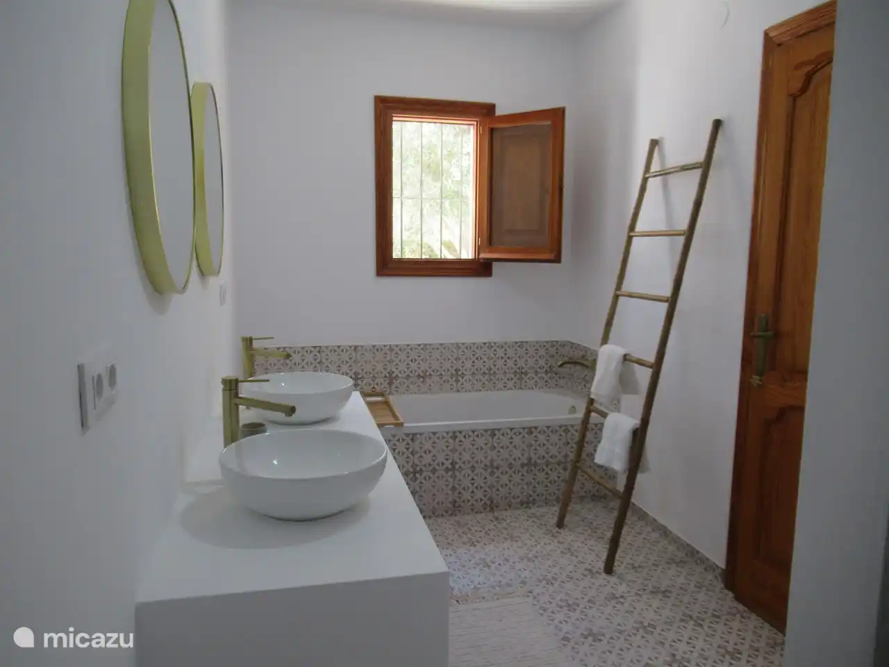 Bathroom 1 (en suite) with bath and walk-in shower