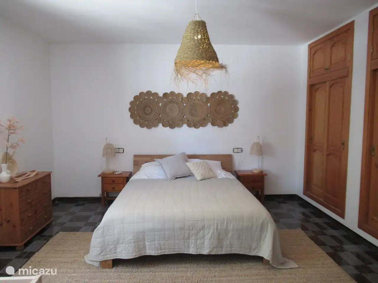 Bedroom with bathroom en suite