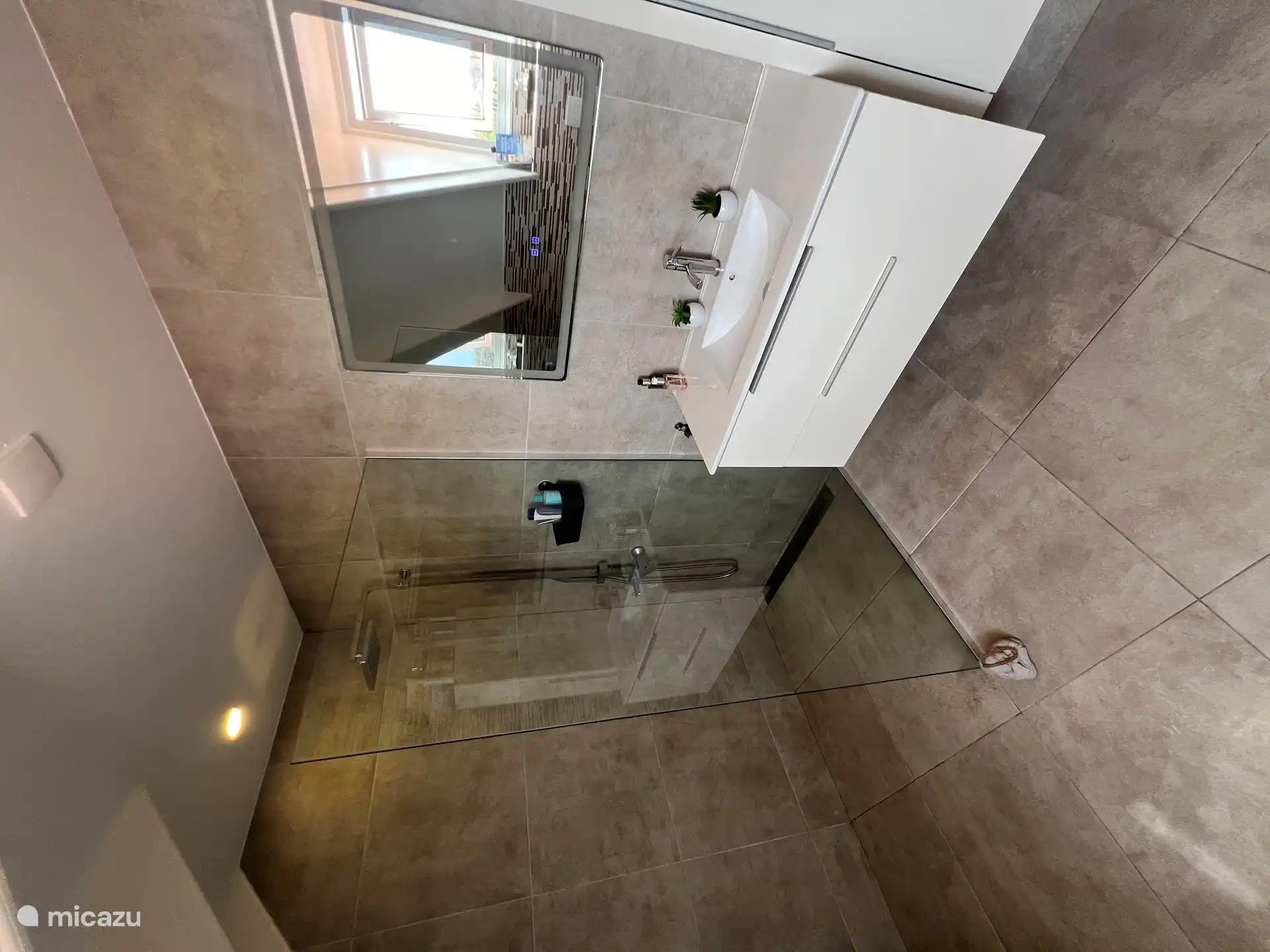 baño en la planta superior con ducha de lluvia