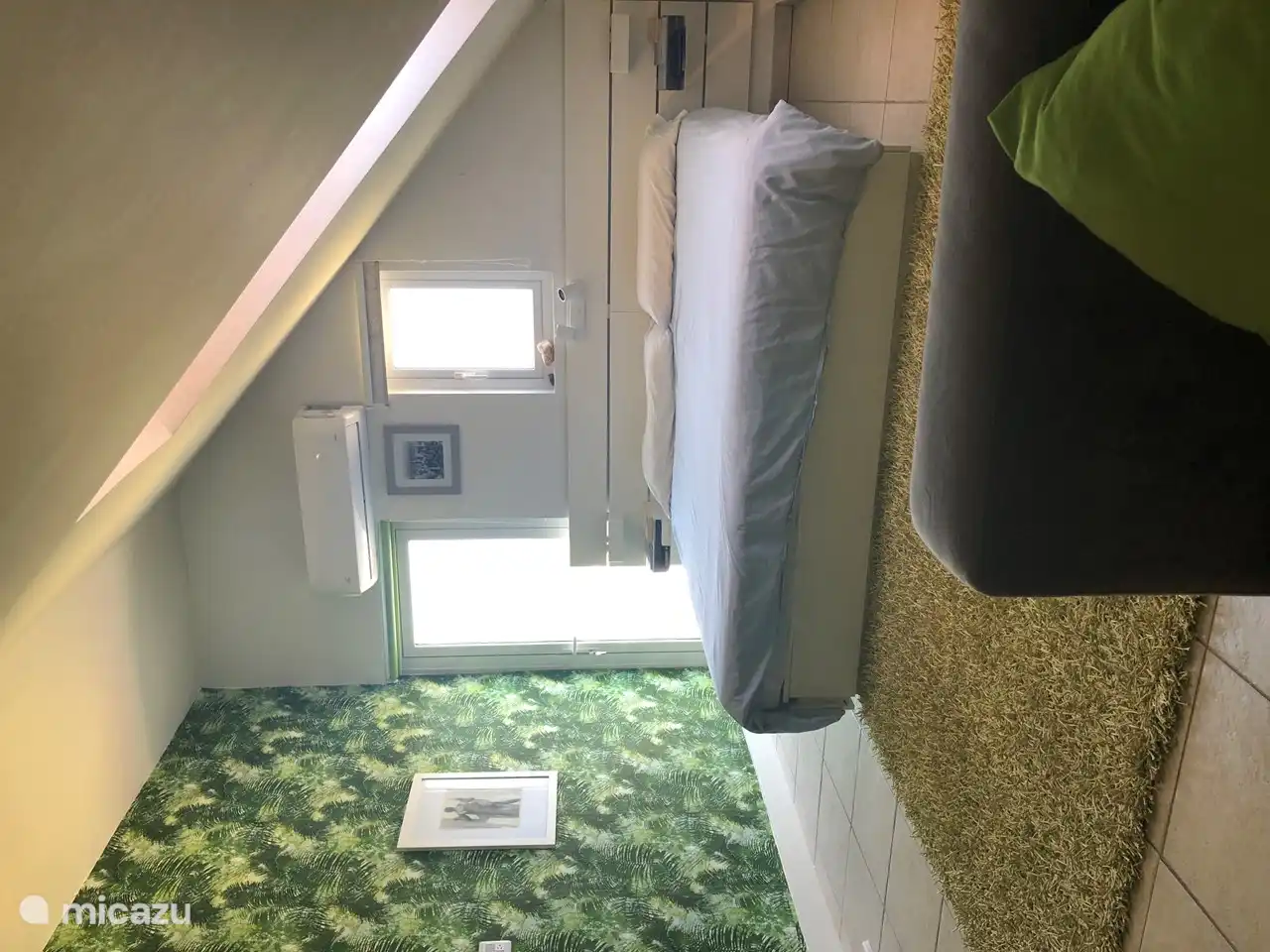 Amplio dormitorio principal en la planta superior. Con balcón con vistas al Parque Arikok.