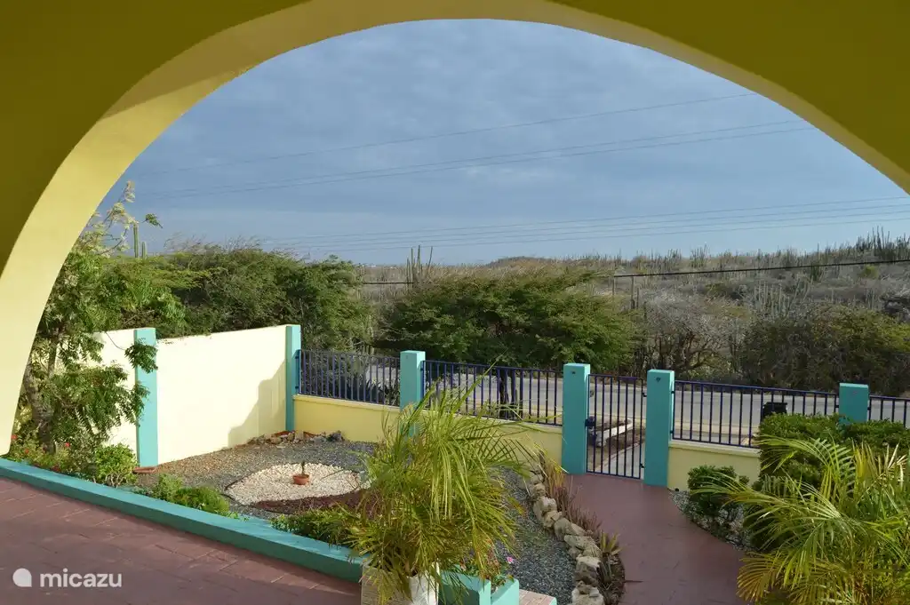 Vista desde el porche delantero. La casa está en una colina y un poco más alta que la carretera que está enfrente.