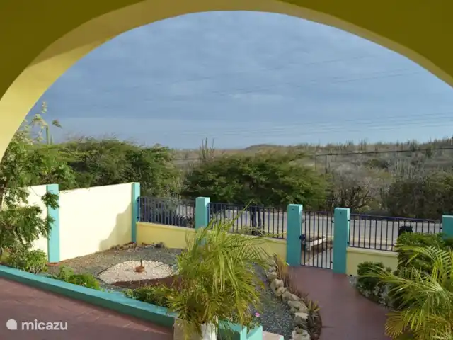 Location de Vacances Aruba, Aruba central, Santa Cruz, maison de vacances - Bonvilla Aruba Vue depuis le porche. La maison est sur une colline et un peu plus haute que la route en face.