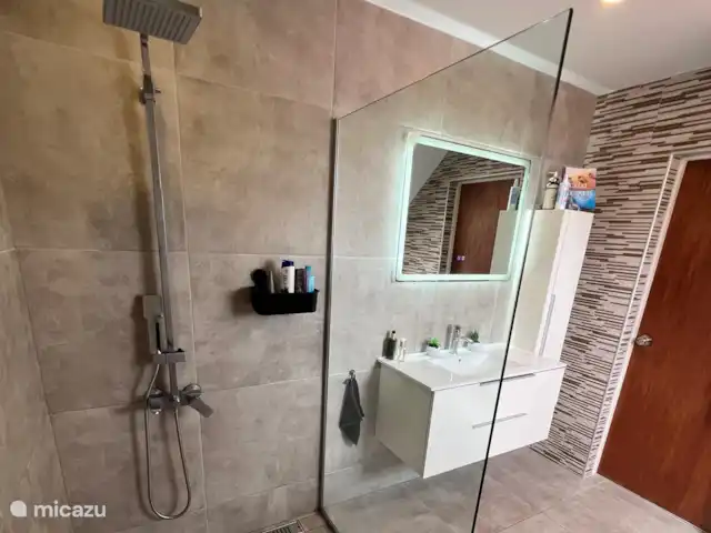 Location de Vacances Aruba, Aruba central, Santa Cruz, maison de vacances - Bonvilla Aruba Douche à l’étage