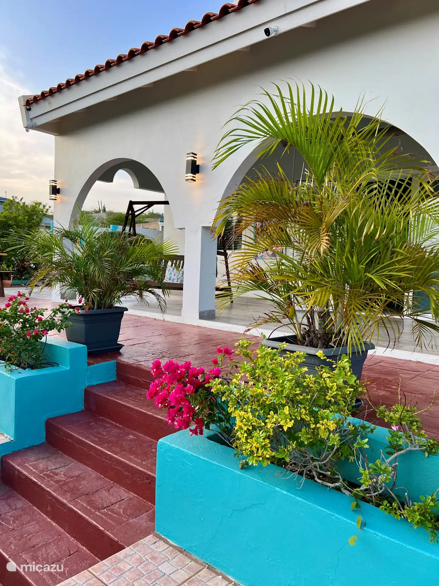 Parte delantera del jardín de la casa