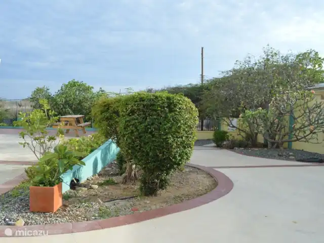 Location de Vacances Aruba, Aruba central, Santa Cruz, maison de vacances - Bonvilla Aruba Allée et parking pour la voiture